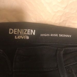 Black High-Rise Skinny Levi's